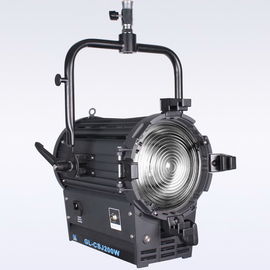 Alta potenza luminosa 200W LED Fresnel Light Daylight Battery alimentata per illuminazione cinematografica e di studio ((Pole-Operated Yoke) fornitore