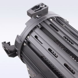 Alta potenza luminosa 200W LED Fresnel Light Daylight Battery alimentata per illuminazione cinematografica e di studio ((Pole-Operated Yoke) fornitore