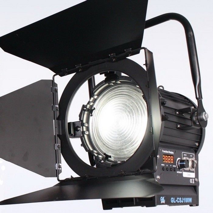 Alta potenza luminosa 200W LED Fresnel Light Daylight Battery alimentata per illuminazione cinematografica e di studio ((Pole-Operated Yoke) fornitore